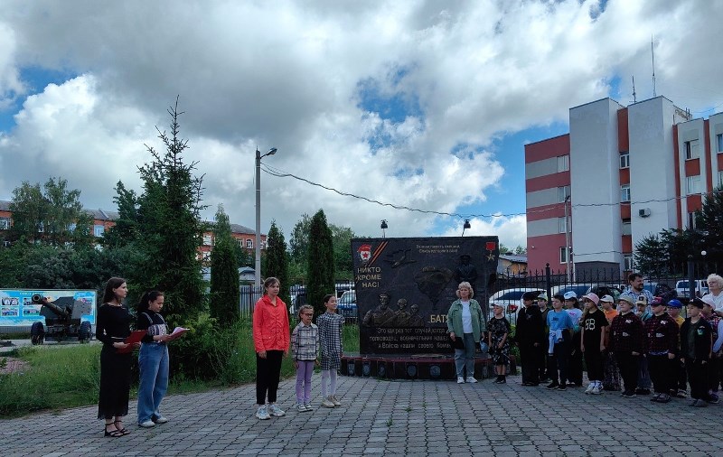 21 июня в лагере «Дорогами творчества» прошли мероприятия, приуроченные ко Дню памяти и скорби.