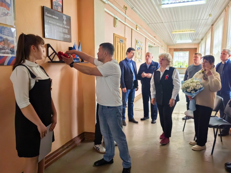 Торжественное открытие Мемориальной доски выпускнику школы № 42 Лапшину Александру Геннадьевичу.