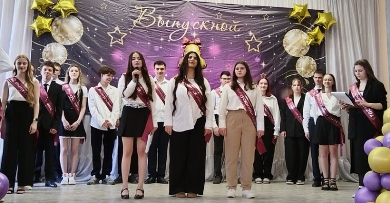 24 мая состоялась торжественная линейка, посвященная последнему школьному звонку для выпускников 11 класса.