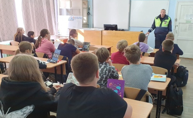 Встреча обучающихся со старшим лейтенантом, старшим инспектором ДПС ГИБДД М. Ф. Черненко.